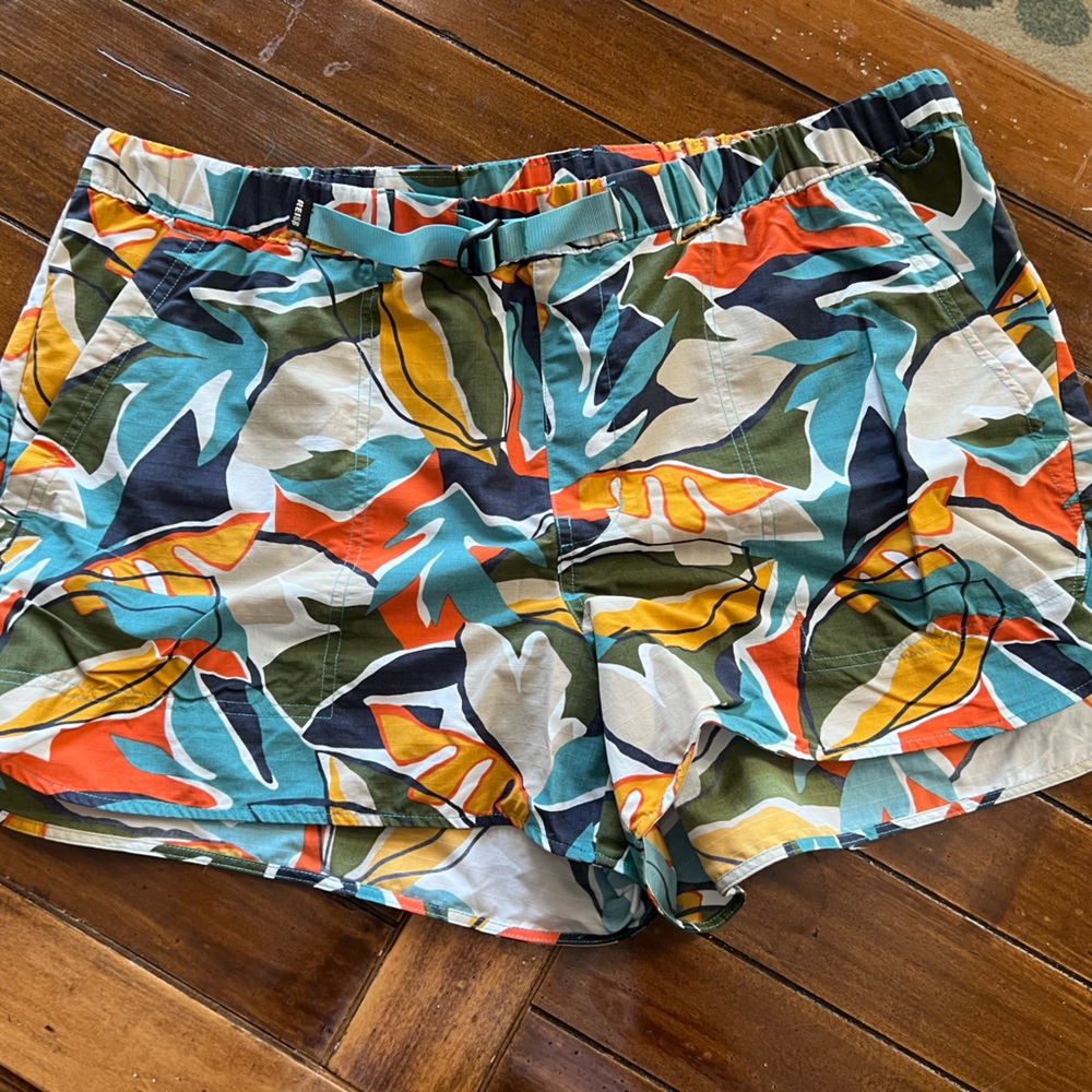 REI Women’s Green and Orange shorts with Modern Design 1X